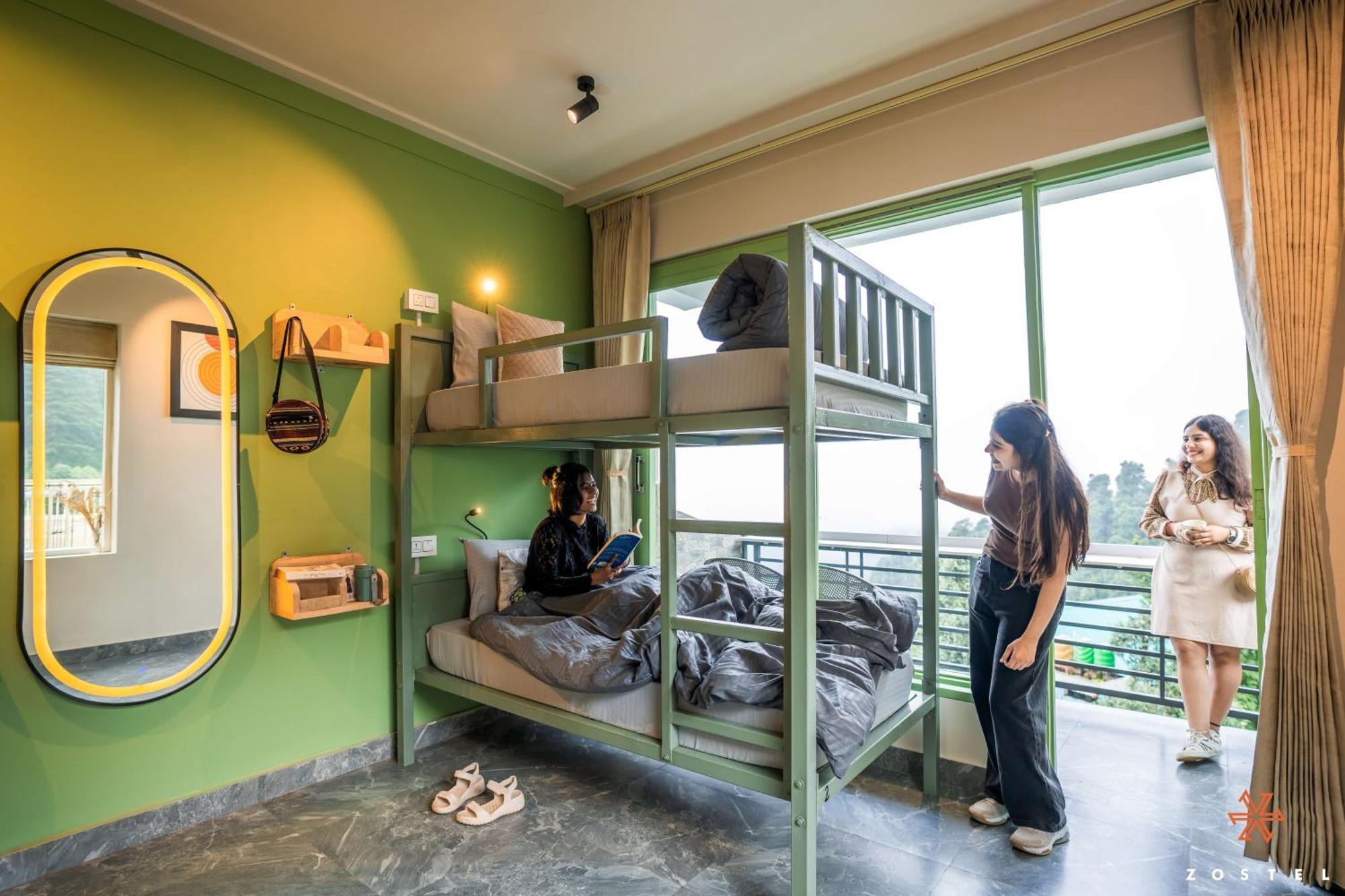 Albergue Zostel Dharamkot McLeod Ganj Exterior foto