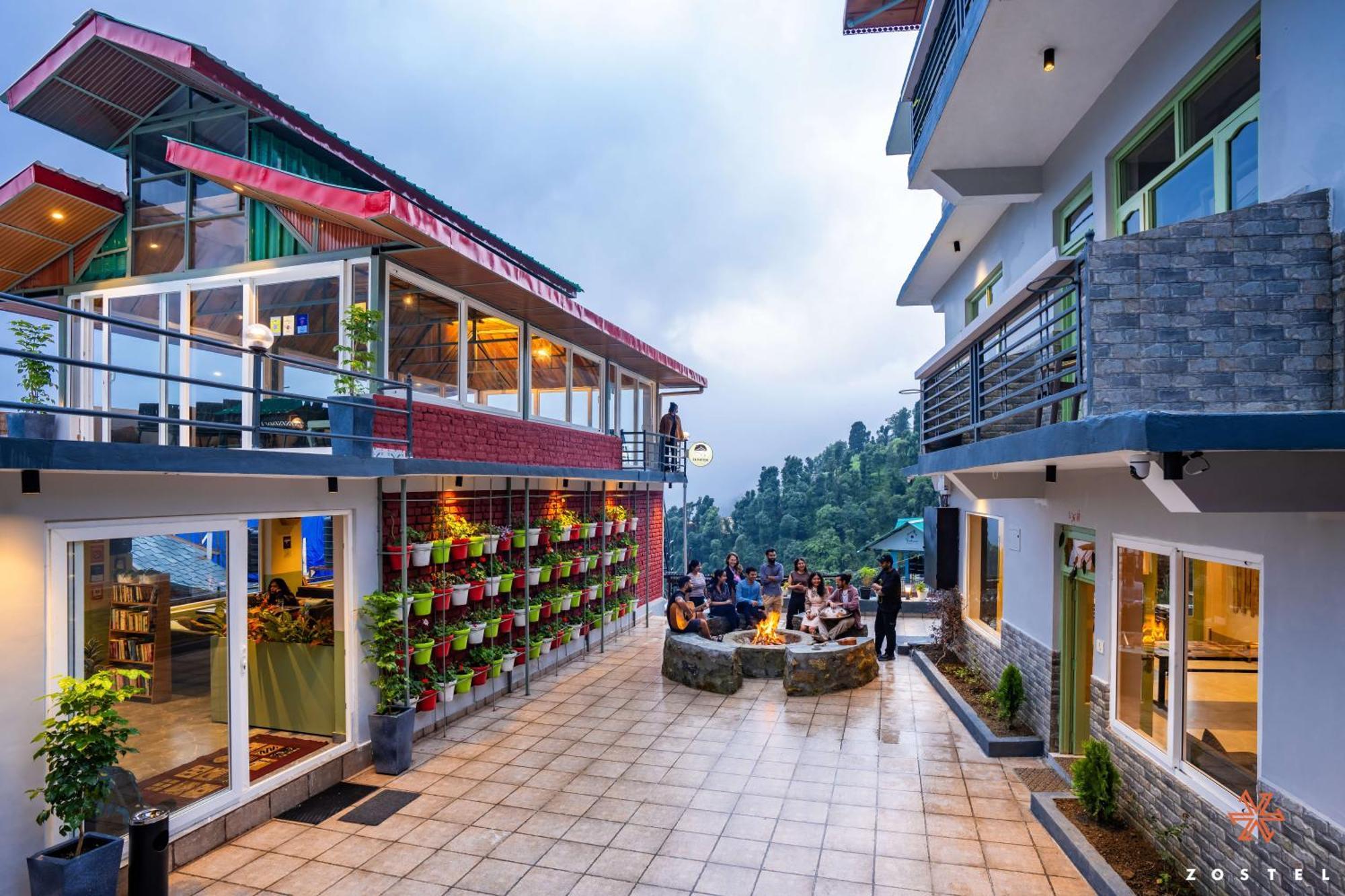 Albergue Zostel Dharamkot McLeod Ganj Exterior foto